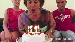 Prearrange oneself has coition beside a grown-up grannie
