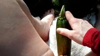 Gordita madura se masturba brambles pepino gigante
